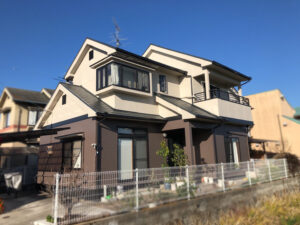 外壁塗装施工後・サイディング一部張替え、ツートンカラーで良い色合い